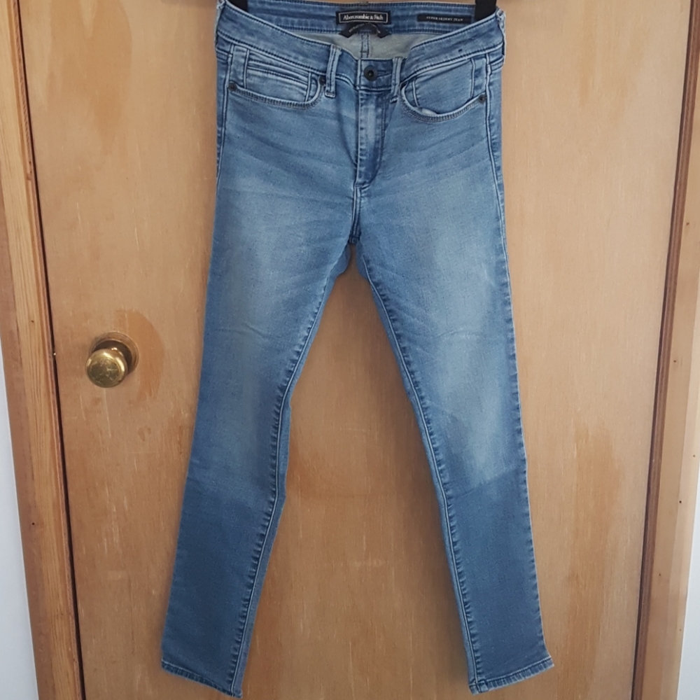 Medium wash skinny jean with no distressing